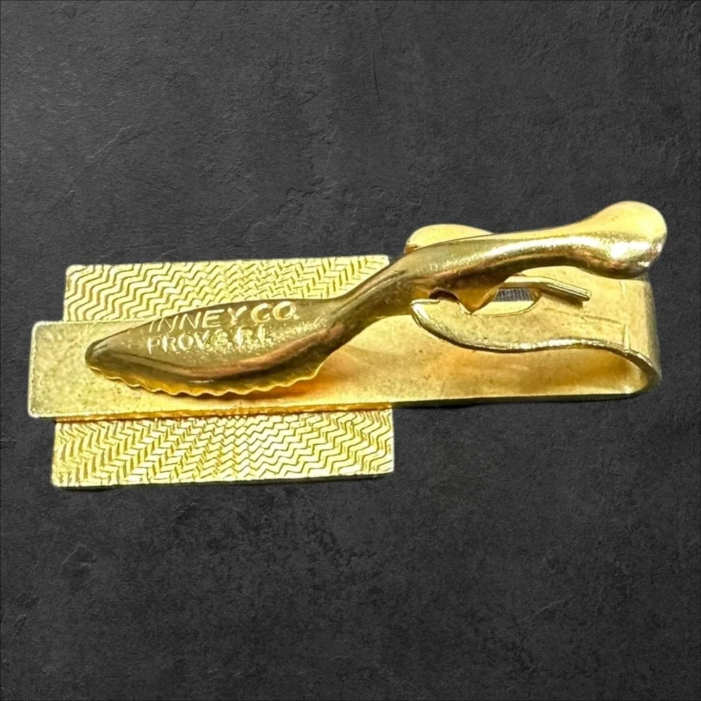 HTF Kinney Co Dexter Shoe Co Tie Clip‎ Mens Gold Tone Enamel Factory Building